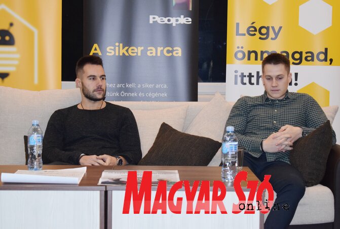 Szeles Gábor és Hangya Zsolt a BeeHome Közösségi Házban (Máriás Endre felvétele) Szeles Gábor és Hangya Zsolt a BeeHome Közösségi Házban (Máriás Endre felvétele)