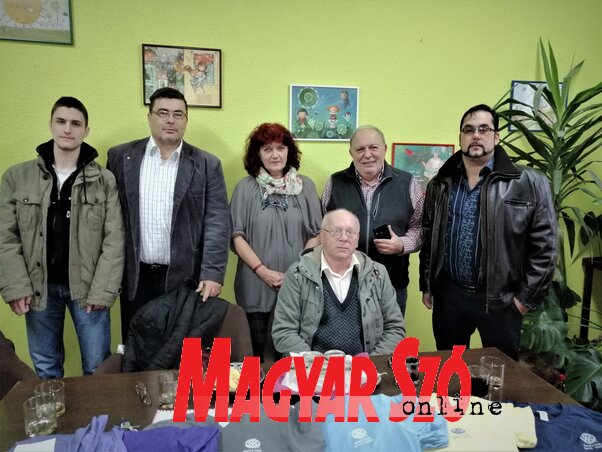 A zentai Rotary Club képviselői Kopasz Ildikó igazgatónővel (Horváth Zsolt felvétele) A zentai Rotary Club képviselői Kopasz Ildikó igazgatónővel (Horváth Zsolt felvétele)