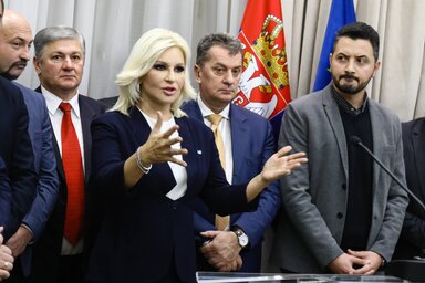 Zorana Mihajlović miniszter a moravai korridor építésében érintett városok és községek polgármestereivel, elöljáróikkal (Fotó: Beta)