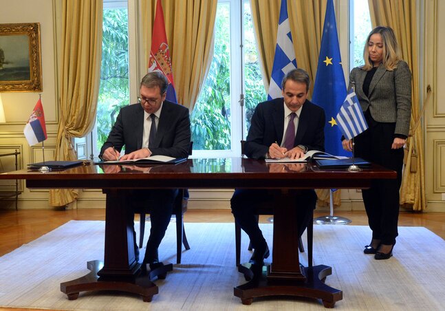Aleksandar Vučić és Kiriákosz Micotákisz aláírja a  stratégiai partnerségéről szóló határozatot (Fotó: Pool/Beta)