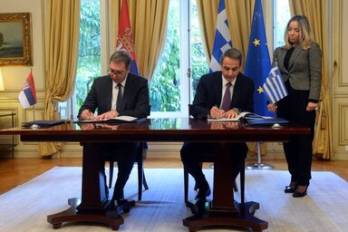 Aleksandar Vučić és Kiriákosz Micotákisz aláírja a  stratégiai partnerségéről szóló határozatot (Fotó: Pool/Beta)