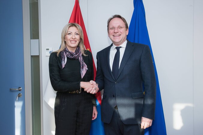 Jadranka Joksimović ésVárhelyi Olivér a brüsszeli találkozón (Fotó: Beta)