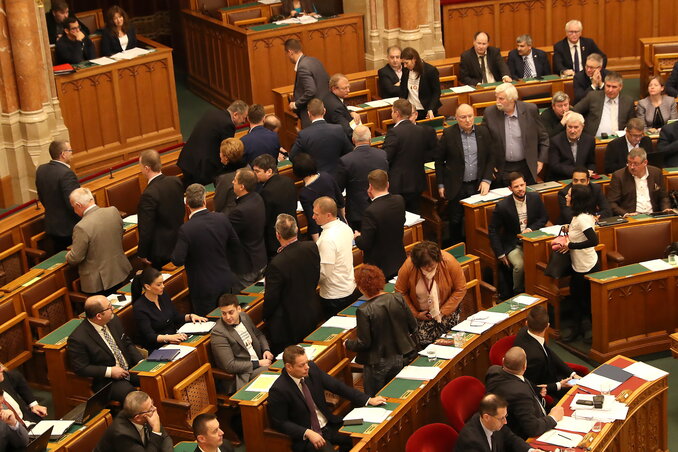 Az MSZP és a DK képviselői hátat fordítva tiltakoztak az Országgyűlés működését érintő törvények módosítása ellen, majd kivonultak az ülésteremből (Fotó: MTI)