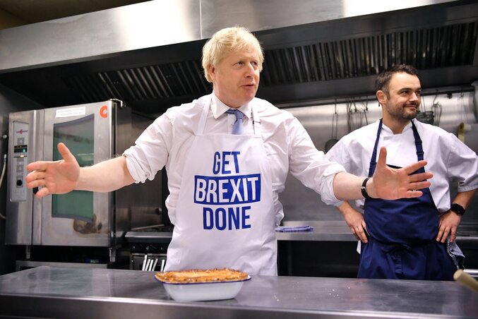 Boris Johnson pitét készít egyik, a Derbyben tartott tegnapi kampányrendezvényen (Fotó: Pool Photo via AP/Beta)