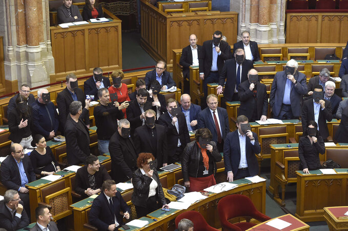 A DK, az MSZP és a Párbeszéd képviselői szavazáskor felálltak és fekete maszkot tartottak az arcuk elé (Fotó: MTI)