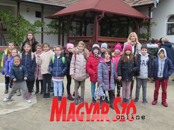 Az újvidéki és a maradéki gyerekek a parókia udvarában (Stanyó Tóth Gizella felvétele)