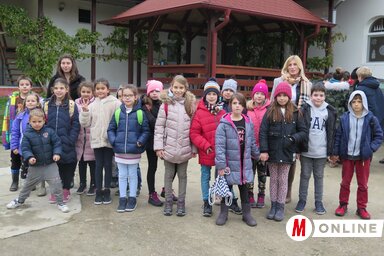 Az újvidéki és a maradéki gyerekek a parókia udvarában (Stanyó Tóth Gizella felvétele)