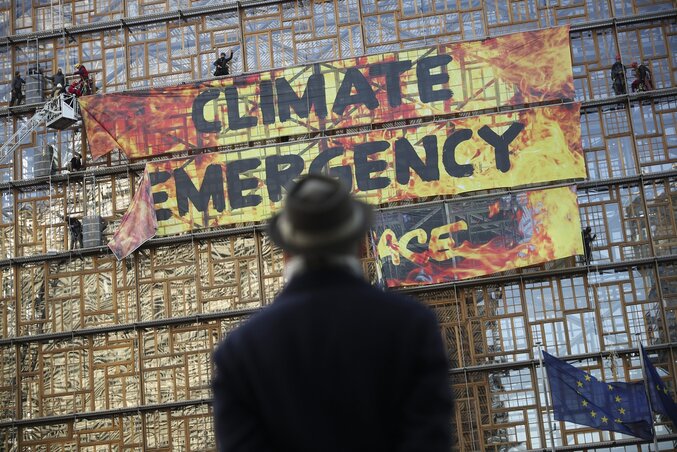 az aktivisták hatalmas, „Éghajlati veszélyhelyzet” feliratú plakátokat helyeztek el az uniós csúcsnak otthont adó európa-épületre. ezeket a rendőrség később leszedte(Fotó: AP via Beta)