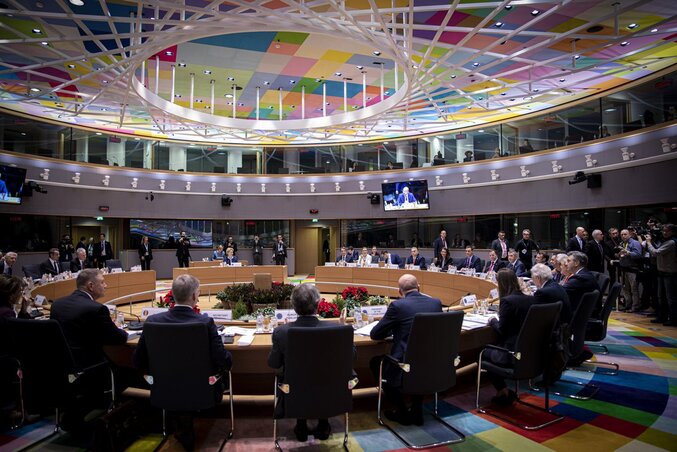 Az EU-tagországok állam- és kormányfői az évzáró találkozó nyitóülésén (Fotó: MTI)