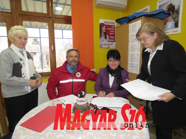 A slatinai és az adai Vöröskereszt képviselői a szerződéskötésen (Csincsik Zsolt felvétele) A slatinai és az adai Vöröskereszt képviselői a szerződéskötésen (Csincsik Zsolt felvétele)