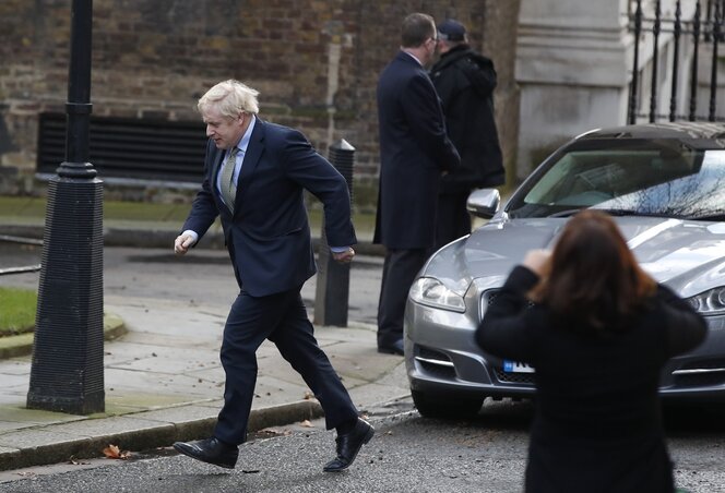Boris Johnson siet vissza Downing Street-i kabinettjébe azt követően, hogy – az új kormány összeállítására vonatkozó felhatalmazásért – a kiráynőnél járt (Fotó: AP via Beta)