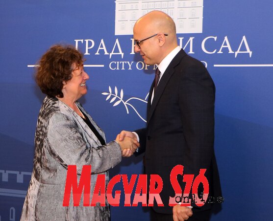 Miloš Vučević polgármester átadja az ifjúsági főváros „kulcsát” Brigitte Foré amiens-i polgármester asszonynak (Fotó: Ótos András)