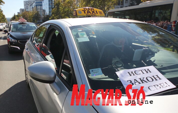 Újvidéken a városi felügyelőség fokozottan ellenőrzi a taxisokat, így szeretnék „kiszűrni” azokat, akik engedély nélkül fuvarozzák a polgárokat, főként a peremvárosi településekre. A legálisan működő taxisok nemrégiben forgalomlassítással tiltakoztak feke