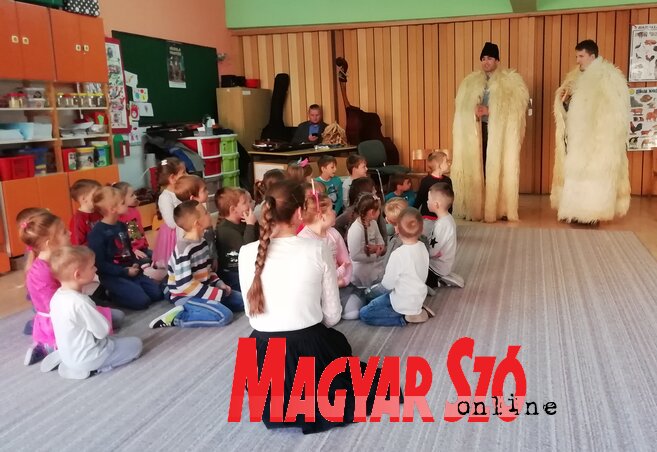 Az interaktív foglalkozás lekötötte az ovisokat (Fotó: Tóth D. Lívia) Az interaktív foglalkozás lekötötte az ovisokat (Fotó: Tóth D. Lívia)