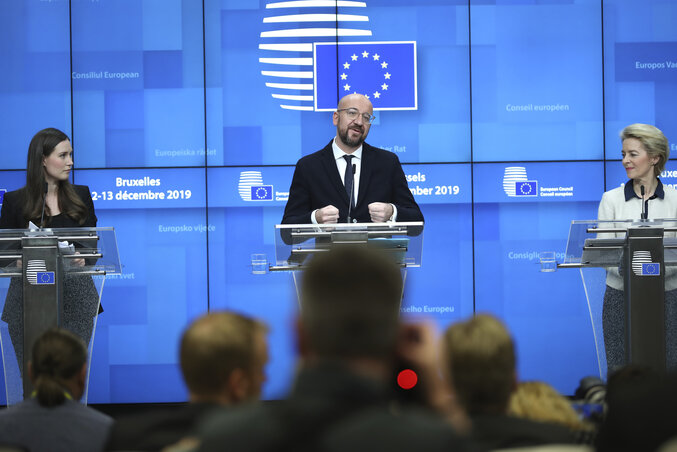 Sanna Marin finn kormányfő, Charles Michel és Ursula von der Leyen a csúcsot lezáró közös sajtótájékoztatón (Fotó: AP via Beta) Sanna Marin finn kormányfő, Charles Michel és Ursula von der Leyen a csúcsot lezáró közös sajtótájékoztatón (Fotó: AP via Beta)