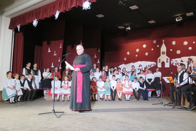 Szungyi Károly adai plébános mondott ünnepi köszöntőt (Csincsik Zsolt felvétele)