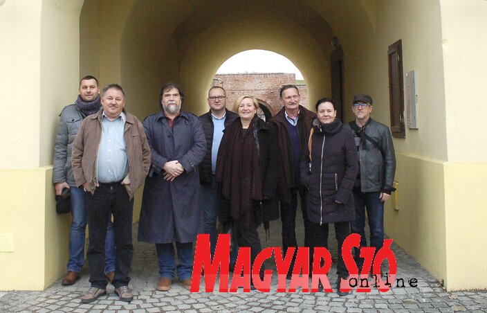 A nagyváradi találkozó résztvevői: Szabó Sándor, Ambrus Attila, Szűcs László, Dunda György, Zver Ilona, Klemm József, Magyar Lović Mirjana, Karácsony Zsigmond (Fotó: Léphaft Pál) A nagyváradi találkozó résztvevői: Szabó Sándor, Ambrus Attila, Szűcs László, Dunda György, Zver Ilona, Klemm József, Magyar Lović Mirjana, Karácsony Zsigmond (Fotó: Léphaft Pál)