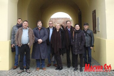 A nagyváradi találkozó résztvevői: Szabó Sándor, Ambrus Attila, Szűcs László, Dunda György, Zver Ilona, Klemm József, Magyar Lović Mirjana, Karácsony Zsigmond (Fotó: Léphaft Pál)