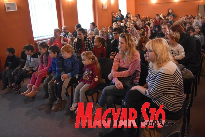 A gyermekek szüleikkel zenés-verses műsort tekinthettek meg (Fotó: Patyi Szilárd) A gyermekek szüleikkel zenés-verses műsort tekinthettek meg (Fotó: Patyi Szilárd)
