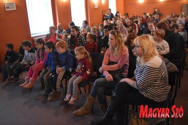 A gyermekek szüleikkel zenés-verses műsort tekinthettek meg (Fotó: Patyi Szilárd)