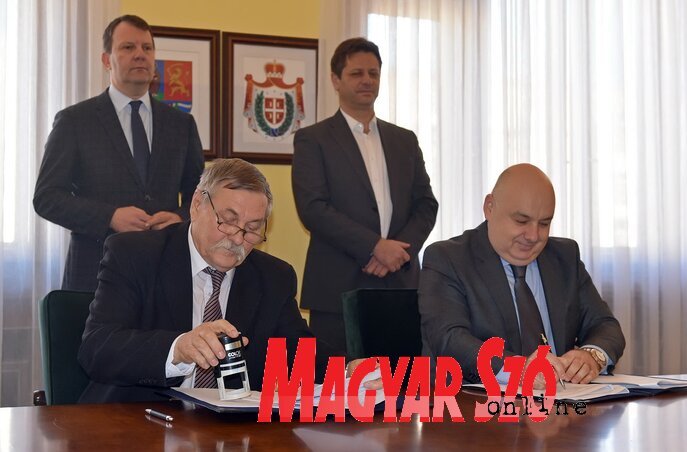 A szerződés aláírása (Fotó: Ótos András) A szerződés aláírása (Fotó: Ótos András)