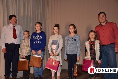 Az alsósok számára meghirdetett képzőművészeti pályázat nyertesei és az emlékest szervezői (Kazinczy Paszterkó Diana felvétele)