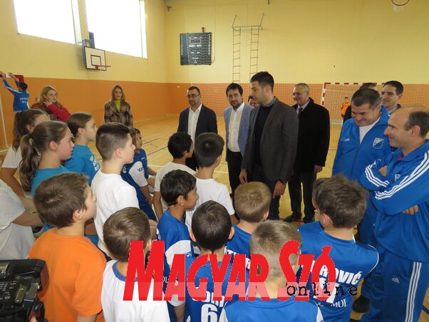 A Bácska labdarúgóival a moholi sportcsarnokban találkozott a miniszter (Csincsik Zsolt felvétele)