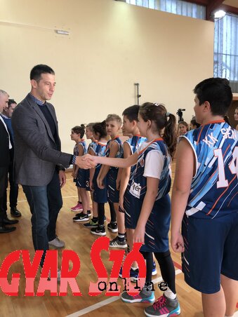 Zentán a fiatal kosarasok üdvözölték Udovičićet (Erős Kincses Krisztina felvétele)