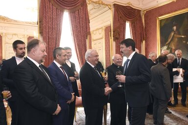 Az államfő üdvözli Kató Béla erdélyi püspököt (Fotó: MTI)