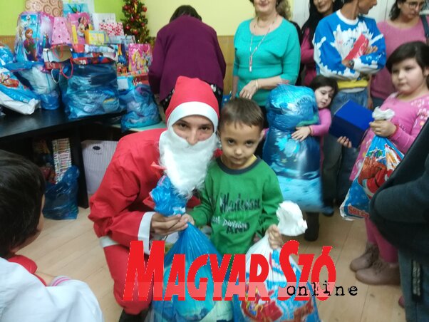 Minden gyerek három csomagot kapott (Fehér Rózsa felvétele)