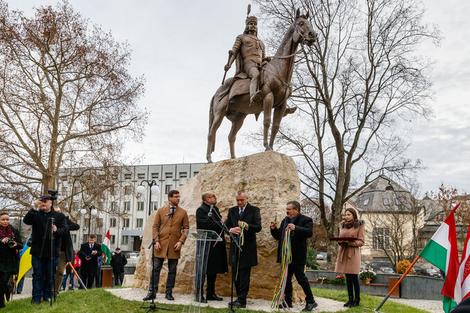 Gulyás Gergely, Brenzovics László, Babják Zoltán és Győrfi Lajos szobrászművész, a szobor alkotója felavatja a lovas szobrot (Fotó: MTI)