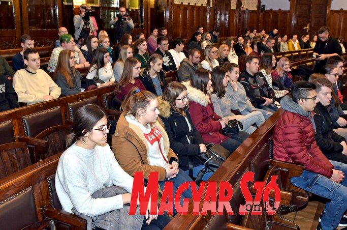 A két iskola tanulói a Városháza dísztermében (Fotó: Gergely Árpád) A két iskola tanulói a Városháza dísztermében (Fotó: Gergely Árpád)