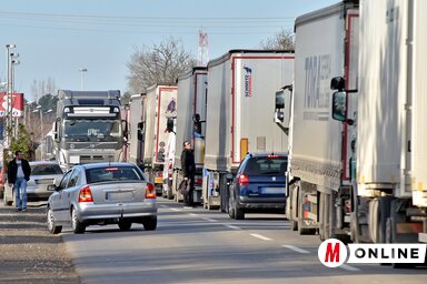 A kamionsor szerdán is nehezítette a közlekedést Kelebián (Fotó: Gergely Árpád)