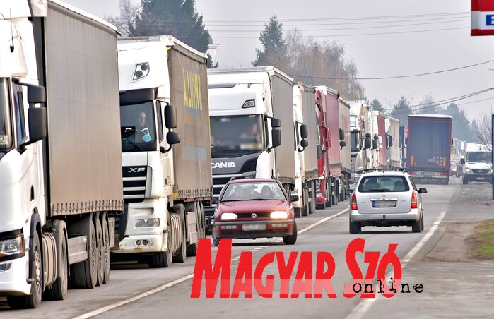 Pénteken hét kilométeres tehergépjármű-sor alakult ki a településen (Fotó: Gergely Árpád) Pénteken hét kilométeres tehergépjármű-sor alakult ki a településen (Fotó: Gergely Árpád)