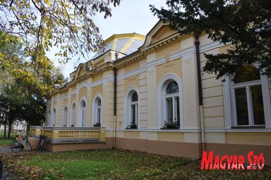 A könyvtár éppen ötven évvel ezelőtt költözött az egykori Maldeghem-kastélyba (Máriás Endre felvétele)