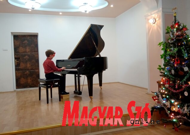 Az új zongora a zeneiskola koncerttermében kapott helyet (Kazinczy Paszterkó Diana felvétele)