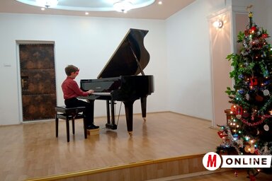 Az új zongora a zeneiskola koncerttermében kapott helyet (Kazinczy Paszterkó Diana felvétele)