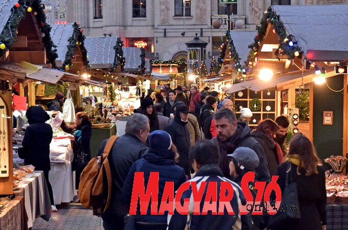 Decemberben közkedvelt utazási célpontok az adventi vásárok (Fotó: Gergely Árpád archív felvétele) Decemberben közkedvelt utazási célpontok az adventi vásárok (Fotó: Gergely Árpád archív felvétele)