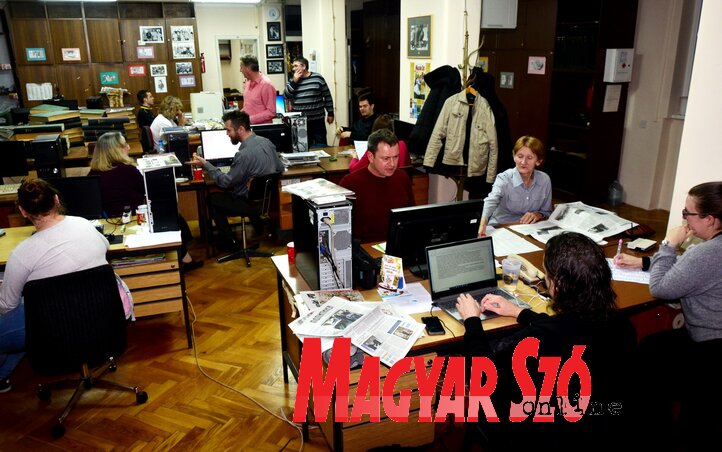 Munkahangulat tegnap az újvidéki szerkesztőségben (Fotó: Dávid Csilla) Munkahangulat tegnap az újvidéki szerkesztőségben (Fotó: Dávid Csilla)