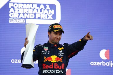 Sergio Pérez duplázott Bakuban