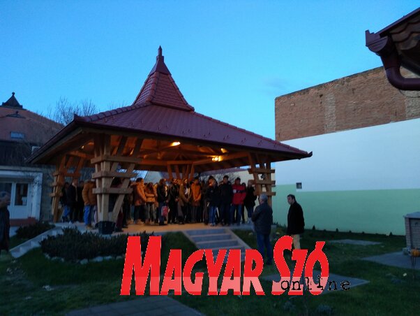 A történelemverseny résztvevői kinn gyülekeztek (Jenei Klementina felvétele)