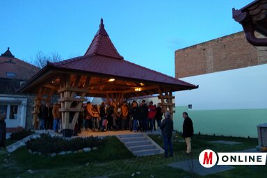 A történelemverseny résztvevői kinn gyülekeztek (Jenei Klementina felvétele)