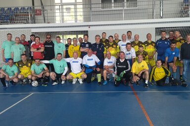 A részt vevő csapatok a tóthfalui sportcsarnokban (Bende Andrea felvétele)