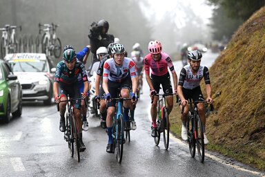 Adam Yatest (jobbról) és ellenfeleit nem kímélte az alpesi időjárás (Fotó: crciclismo.com)