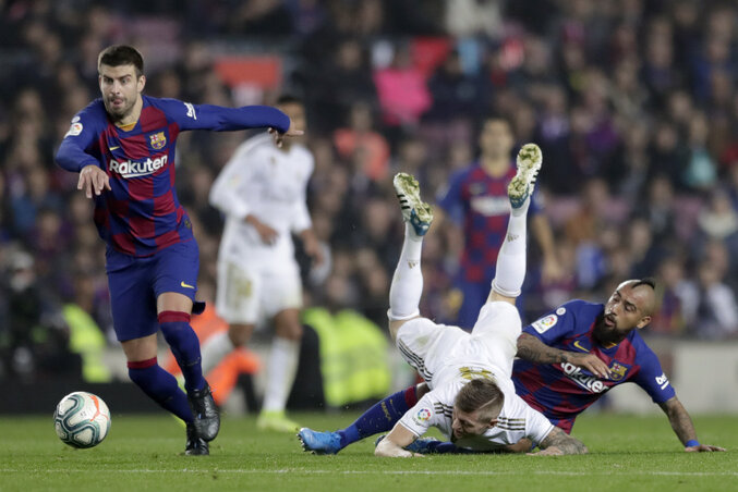 Egy az egy elleni párharcokból nem volt hiány az El Clásicón (Fotó: Beta/AP)