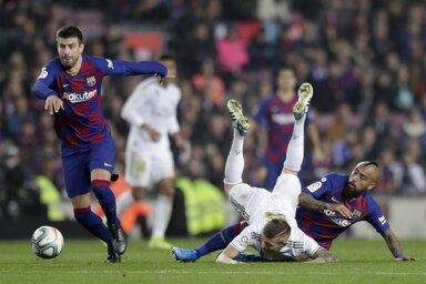 Egy az egy elleni párharcokból nem volt hiány az El Clásicón (Fotó: Beta/AP)