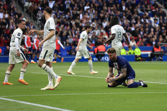 Sergio Ramos csalódott, tovább odázódott el a bajnoki cím bebiztosítása (Fotó: Beta/AP) Sergio Ramos csalódott, tovább odázódott el a bajnoki cím bebiztosítása (Fotó: Beta/AP)