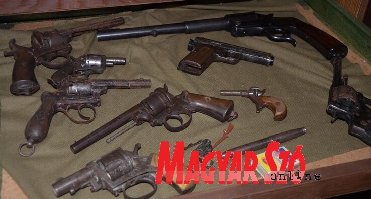 A gyűjtemény részét képező lőfegyverek közül többszáz éves, elöl töltős pisztolyok is vannak. Az a látszólag golyóstoll alakú eszköz is valójában egy pisztoly.(Kazinczy Paszterkó Diana felvétele)