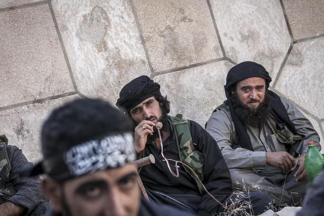 A Szabad Szíriai Hadsereg harcosai egy Idlib tartománybeli faluban (Fotó: Beta/AP) A Szabad Szíriai Hadsereg harcosai egy Idlib tartománybeli faluban (Fotó: Beta/AP)