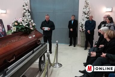 Berta Zoltán nyomdaigazgató búcsúzik Smidt Józseftől (Dávid Csilla felvétele)